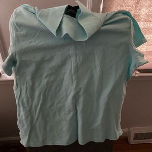 Women’s short sleeve shirt.